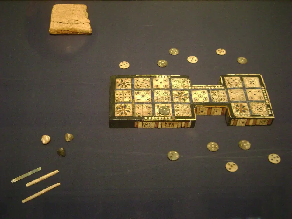 Image liée à « Le plateau d'Ur et la complexité du jeu sumérien ».