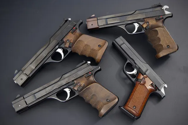 Exposición de Benelli Armi S.p.A. en el cibercafé