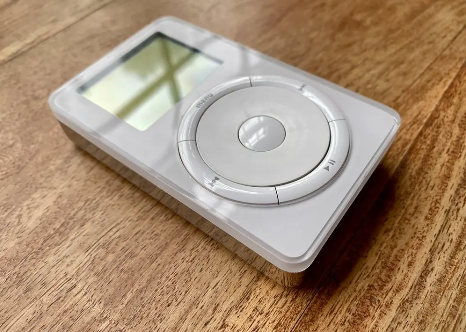 Imagen relacionada con «El iPod convirtió la biblioteca musical en parte de la escucha portátil».