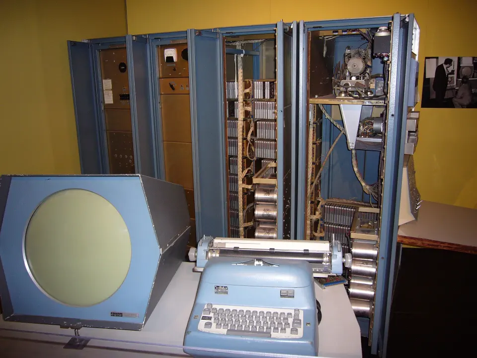 Imagen relacionada con «Spacewar!: cómo un PDP-1 se convirtió en escenario de juego».